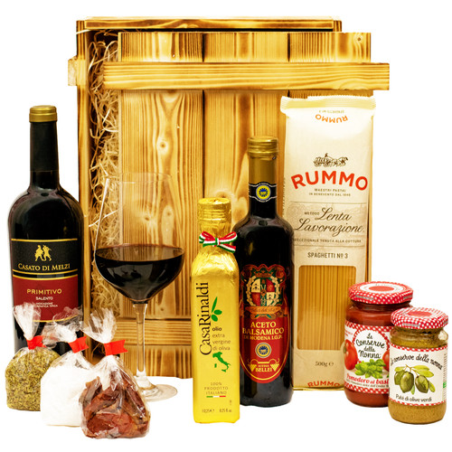 Geschenkkorb gefüllt mit wein - geschenkkorb,