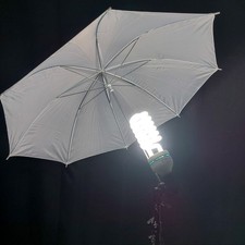 2x Studioleuchten-Set mit weißen Reflexschirmen – 135W, 5500K Tageslicht