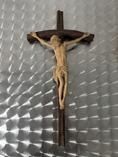 Holzkruzifix mit geschnitzter