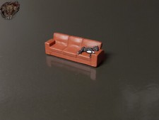 1/87 Staffordshire Pitbull Bullterrier Hund schläft auf Couch Sofa Diorama HO H0