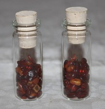 2 kleine Glasflaschen / Flaschen mit Bernstein - Reiseandenken (22)