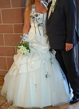 Brautkleid aus Frankreich mit farbigen Details. Ein mal getragen, guter Zustand