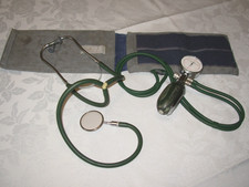 Altes Blutdruckmessgerät Erka Erkamat mit Stethoskop Erkaphon vor 1981