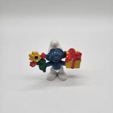 Schlumpf mit Blumenstrauß und Geschenk Schleich 1978