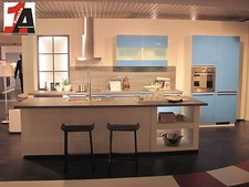 Große Messeküche mit Insel ergonomischer Geräteanordnung in Hellblau Musterküche