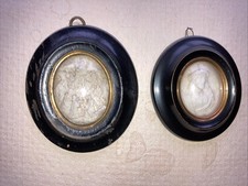 2x Klosterarbeit, Heiligenbild,  Devotionalien Glas Rahmen, Gips, Stuck, Relief,