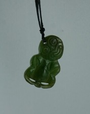 Maori Jade Carving aus Neuseeland  Hei Tiki  Nephrit Jade Glücksbringer