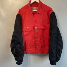 Rote Jeansjacke der Marke Karo