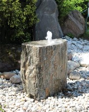 Quellstein Gneis 62cm mit Quellschale Naturstein Gartenbrunnen Springbrunnen Kom