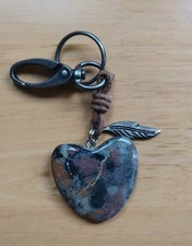 Anhänger Herz aus Echtstein (Halbedelstein) an Karabiner mit Lederband und Feder