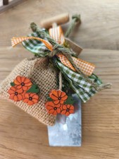 Land -Art , Jutesäckchen mit Schaufel und Ringelblumen 13,5 x 6 cm Handarbeit .