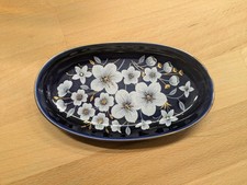 Porzellanteller - Holloháza Ungarn 1831, Kobaltblau mit Goldrand und Blumendekor