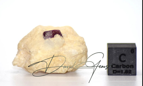 Spinellkristal mit rotem