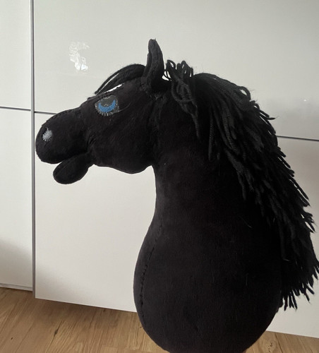Schwarzes steckenpferd groß - schwarzes,
