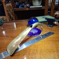 ANTIKER GELOCKTER SCHUHLÖFFEL / WIDDERKOPF AUS MESSING