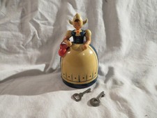 ESF-32994	Ältere Erzgebirge Spardose Frau mit Tasche, Holz, H. ca. 10 cm