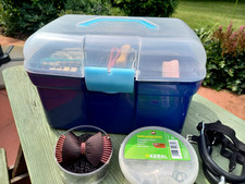 Putzkiste mit viel Zubehör für Pferde, Ponys, + Handschuhe, Sporen, Startnummern