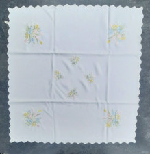 Mitteldecke 83x 80 cm weiß maschinell gestickte Blüten Rand mit Stick eingefasst