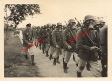 Deutsche Soldaten mit Gasmaske und Stahlhelm Übung Fußmarsch