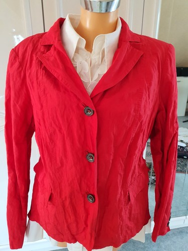 Weiße bluse und - roter, blazer