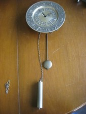 Pendeluhr aus Zinn Durchmesser 27cm mit Tierkreiszeichen