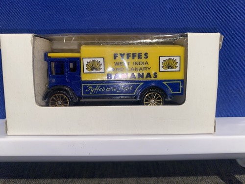 Corgi van vintage - a.e.c.,