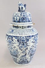 45cm Deckelvase Fayence Blaumalerei figürlicher Griff Holland 18./19.Jh  (GV442)