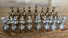 Schachfiguren aus Metall Farben silber bronze