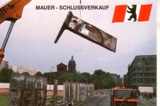 Postkarte :  BERLIN  - Berliner Mauer in KREUZBERG ; Abriss am Engelbecken