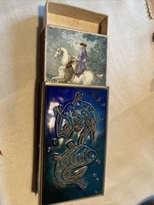 Vintage Streichholzschachtel in einer Metallschachtel mit Emaille-Fischen