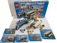 LEGO CITY (8404) Straßenbahn und Bus Station VOLLSTÄNDIG