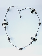 Halskette - große, bemalte Perlmutt-Medaillons - schwarz-weiß - Holzperlen