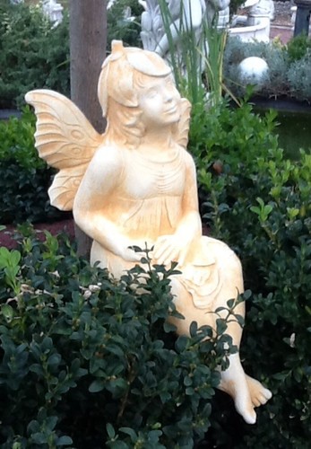 Gartenfigur elfe sitzend - gartenfigur, "elfe