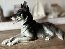 Gebrüder Heubach Porzellanfigur Deutscher Schäferhund liegend Thüringen 1913