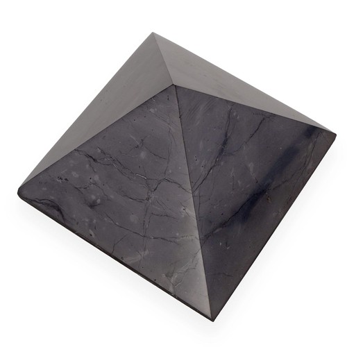 Pyramide aus schungit - pyramide,