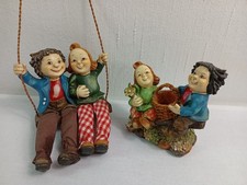 2x Max und Moritz Design Figuren Deko Figur mit Korb und Schaukel 