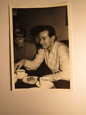 Paar beim Lächeln auf dem Sofa beim Tee Trinken & Kuchen Essen / Foto