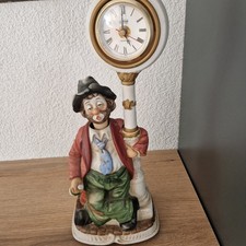 Melody in Motion, clockpost