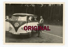Orig Foto Mann posiert mit VW Bulli T1 Bus  aus Berlin auf Autobahn Parkplatz