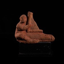 Ägyptische Phallusfigur mit Lyra