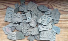 Konvolut alter Metallfragmente  historische Nummernschild Teile Plaketten antik