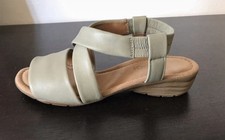 Khakifarbene Sandalen von