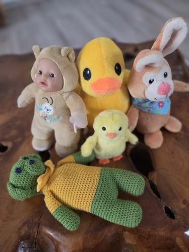 Vier verschiedene kuscheltiere - vier,