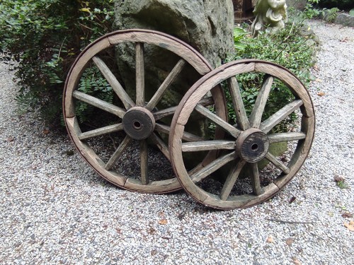 Altes wagenrad - x,