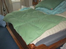 GRÜNES DAUNENSTEPPBETT