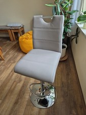 Höhenverstellbarer Barhocker mit Trompetenfuß und Rückenlehne