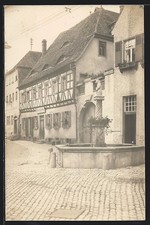Foto-AK Mainbernheim, Brunnen am Gasthaus Michael Barthel 