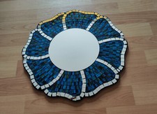 Mosaikspiegel mit blauen und Spiegelsteinen auf Holzplatte aus Rhodos