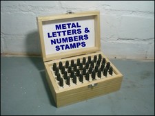 Zahl Buchstabe Stempel Metall