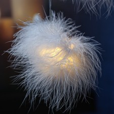 Deko Lichterkette Schneebälle flauschige Bälle 26 weiße Kugeln  mit Federn 10m